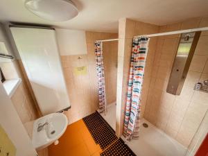 Koupelna v ubytování Karavan 3 v areálu Koupaliště Bystré v Orlických horách