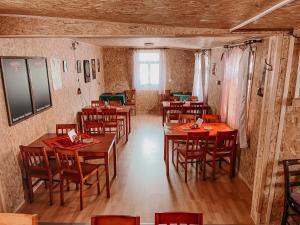Posezení v ubytování Karavan 3 v areálu Koupaliště Bystré v Orlických horách