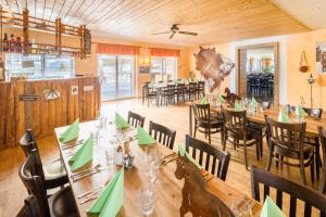 Restaurace v ubytování Reitstall und Saloon San Jon