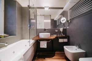 Koupelna v ubytování Hotel Vis à Vis