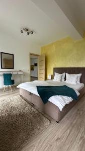 una grande camera da letto con un grande letto e un tappeto di Eral Apartment Mamaia a Mamaia