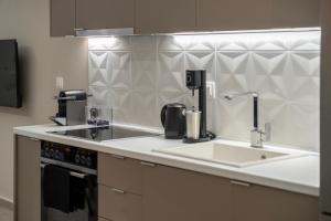 eine Küche mit Spüle und Arbeitsplatte in der Unterkunft SithoniaRS Seashell Maisonette in Nikiti