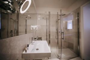 Koupelna v ubytování Hotel Vis à Vis + 24 fotografií