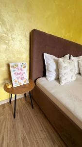 un letto con un tavolo e un cartello sopra di Eral Apartment Mamaia a Mamaia 1 altra foto