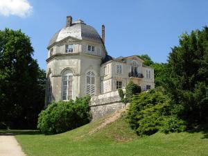 an old stone building with a roof on a hill at Studio de standing en hypercentre proche Loire et parc in Châteauneuf-sur-Loire