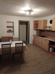Kuchyň nebo kuchyňský kout v ubytování Apartmán Brdy