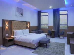 富查伊拉Dream Point Hotel的一间带床、桌椅的酒店房间 更多75张照片