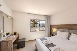 Кровать или кровати в номере Kapetanios Aqua Resort +40 фотографий