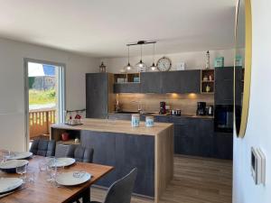 Una cocina y un comedor con mesa y sillas. en L'Abri Côtier, en Granville 12 fotos más