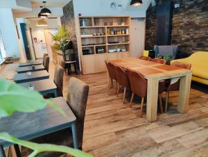 ein Esszimmer mit Tisch und Stühlen in der Unterkunft Hotel Ladeuze in Löwen