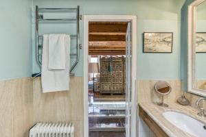 カダケスにあるDesigner House With Panoramic viewsの洗面台と鏡のあるバスルーム +24枚の写真