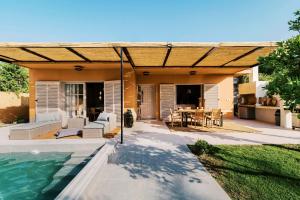 Bazén v ubytování Costa-Aria House nebo v jeho okolí
