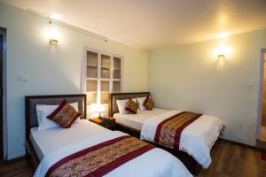 Postel nebo postele na pokoji v ubytování Hotel Harmony & Little Bites Bistro