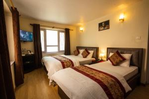 Postel nebo postele na pokoji v ubytování Hotel Harmony & Little Bites Bistro