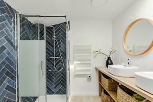 a bathroom with a glass shower and a sink at maison familiale à 2 pas du lac,avec spa, à la Gde Escoure-grives in Lacanau +30 photos