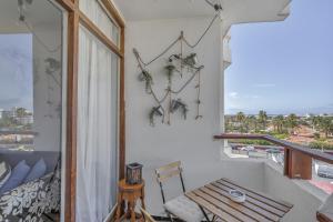 Habitación con balcón con mesa y ventana. en Apartamento Con Encanto, en Maspalomas
