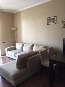 sala de estar con sofá y mesa en Hatai Avenue 38 Apartment, en Baku