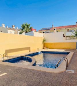 basen w środku budynku w obiekcie Przytulny Apartament 100m od plaży w mieście Torrevieja