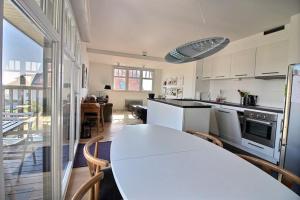 Η κουζίνα ή μικρή κουζίνα στο Annonce professionnelle. Appartement 2 chambres avec terrasse Sud, à 50m de la plage, pour 4 à 5 personnes