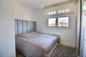 Ένα ή περισσότερα κρεβάτια σε δωμάτιο στο Annonce professionnelle. Appartement 2 chambres avec terrasse Sud, à 50m de la plage, pour 4 à 5 personnes