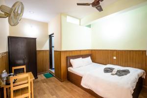 Postel nebo postele na pokoji v ubytování Hotel Harmony & Little Bites Bistro