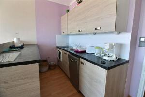 una pequeña cocina con encimera y encimera en Annonce professionnelle. Agréable Studio cabine 4ème étage front de mer, pour 3 personnes maxi à HARDELOT PLAGE., en Hardelot-Plage 1 foto más