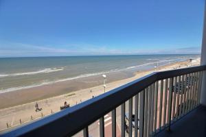 un balcón con vistas a la playa y al océano. en Annonce professionnelle. Agréable Studio cabine 4ème étage front de mer, pour 3 personnes maxi à HARDELOT PLAGE., en Hardelot-Plage