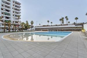 una piscina en medio de un edificio en Apartamento Con Encanto, en Maspalomas