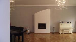 uma sala de estar com um piano e uma lareira em Zagulba-Buzovny House near the Sea 5 minutes walk Загородный Дом em Goradil