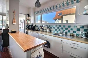 Η κουζίνα ή μικρή κουζίνα στο Annonce professionnelle. Maison idéalement située à 100 m de la plage, 3 chambres, 7 couchages max. +4 φωτογραφίες