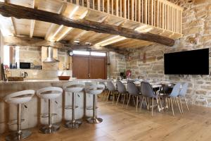 ein Esszimmer mit einem langen Tisch und Stühlen in der Unterkunft Country House - Casa Da Marquinhas in Lama de Ouriço