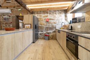 eine Küche mit Arbeitsflächen aus Holz und Holzböden in der Unterkunft Country House - Casa Da Marquinhas in Lama de Ouriço