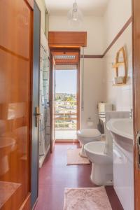 - Baño con 2 aseos y 2 lavabos en Terranova Home vista mare, en San Leone