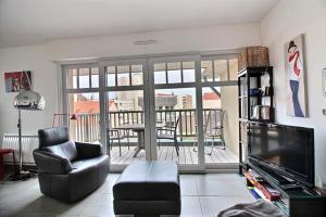 Μια τηλεόραση ή/και κέντρο ψυχαγωγίας στο Annonce professionnelle. Appartement 2 chambres avec terrasse, à 50m de la plage, pour 4 personnes