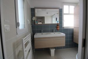 Ένα μπάνιο στο Annonce professionnelle. Appartement 2 chambres avec terrasse, à 50m de la plage, pour 4 personnes +7 φωτογραφίες