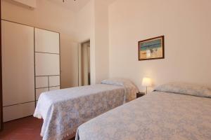 Un dormitorio con dos camas y una cómoda. en Marsili Luxury Suite, en Florencia