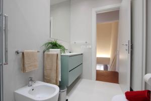 Un baño blanco con lavabo e inodoro. en Marsili Luxury Suite, en Florencia 19 fotos más
