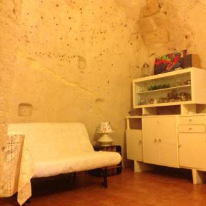 マテーラにあるA Casa di Ireneのベッド1台、キャビネット、壁