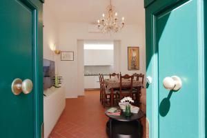 Una sala de estar con una mesa y un comedor. en Marsili Luxury Suite, en Florencia