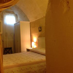マテーラにあるA Casa di Ireneのベッドルーム(ベッド1台、窓付)