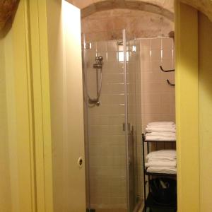 um chuveiro na casa de banho com toalhas num cabide em A Casa di Irene em Matera
