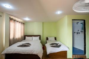 Postel nebo postele na pokoji v ubytování Hotel Harmony & Little Bites Bistro