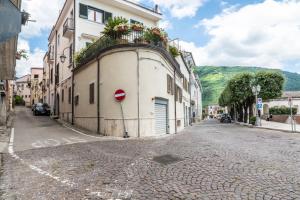 a street with a building with plants on it at Casetta Vacanze - Appartamento con 2 camere da letto in Frasso Telesino