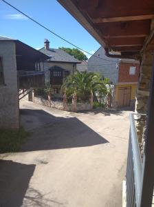 a driveway with a house and palm trees at Casa Rural Borrenes las Médulas in Borrenes