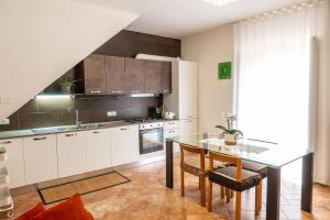a kitchen with a table and chairs and a counter top at Casetta Vacanze - Appartamento con 2 camere da letto in Frasso Telesino