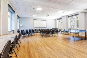 una sala de conferencias con sillas y una pizarra en Resort Moderna Jastrzębia Góra, en Jastrzębia Góra