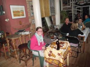 une femme assise à une table dans un restaurant dans l'établissement Le Karthala Chambres D'Hotes, à Antananarivo