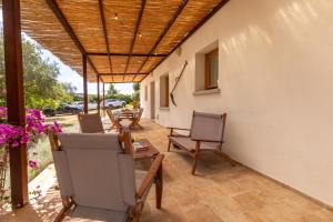 patio con sillas, mesa y techo de madera en Casa Giulia - vacanze a Olbia, en Olbia