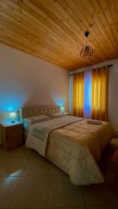 A bed or beds in a room at Lugina e Komanit
