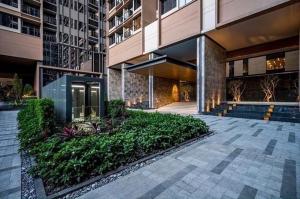 Un gran edificio con un patio delante. en Luxury The MarQ-Free Infinity Pool, GYM & BBQ-D1, en Ho Chi Minh